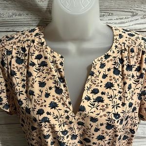 LOFT short sleeved floral blush V neck dress with tie🌸💐 Elastic waist🤍 Size S